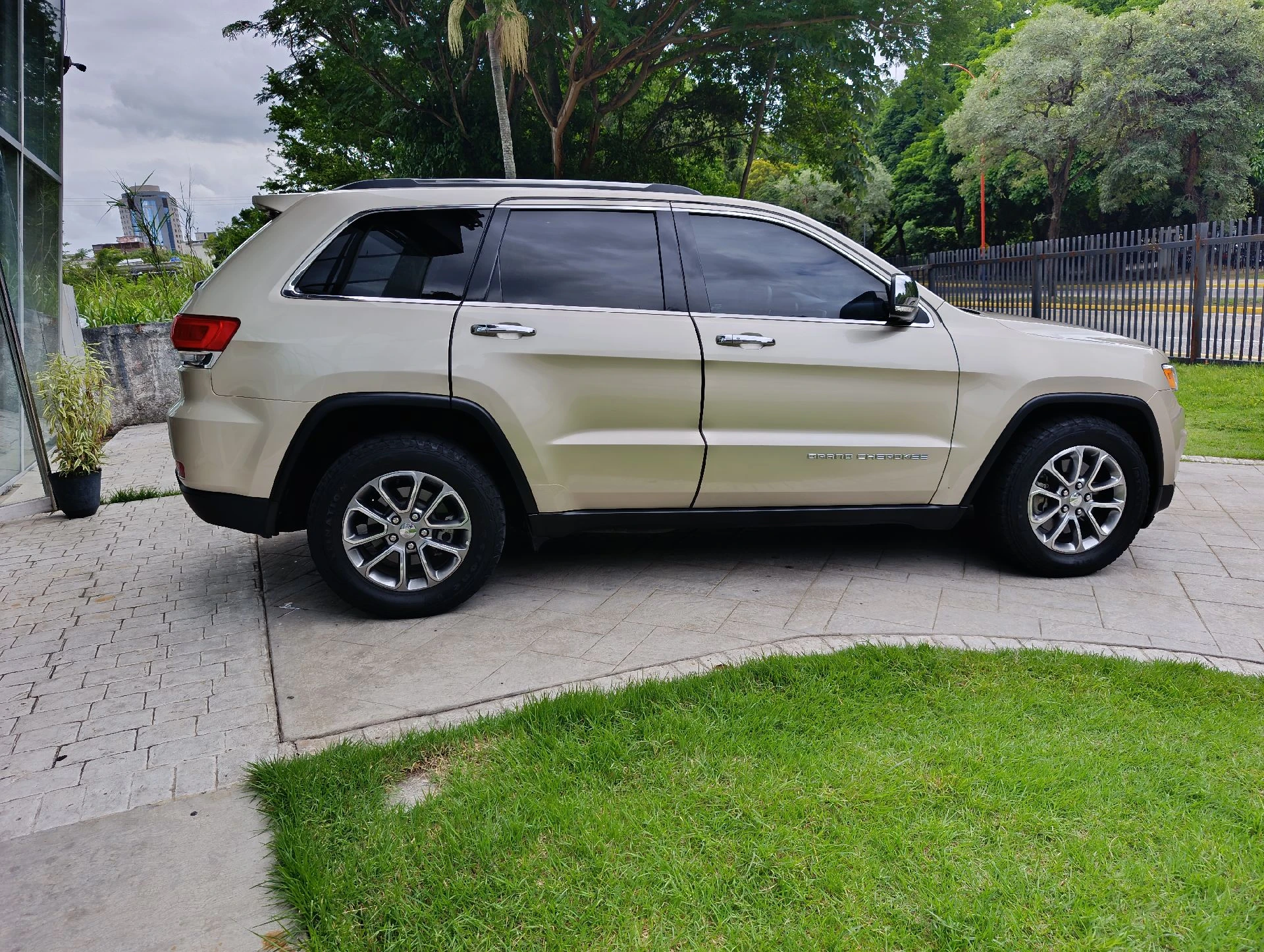 2013 Jeep Grand Cherokee 4G Plus Limited 4x4 — photo 9