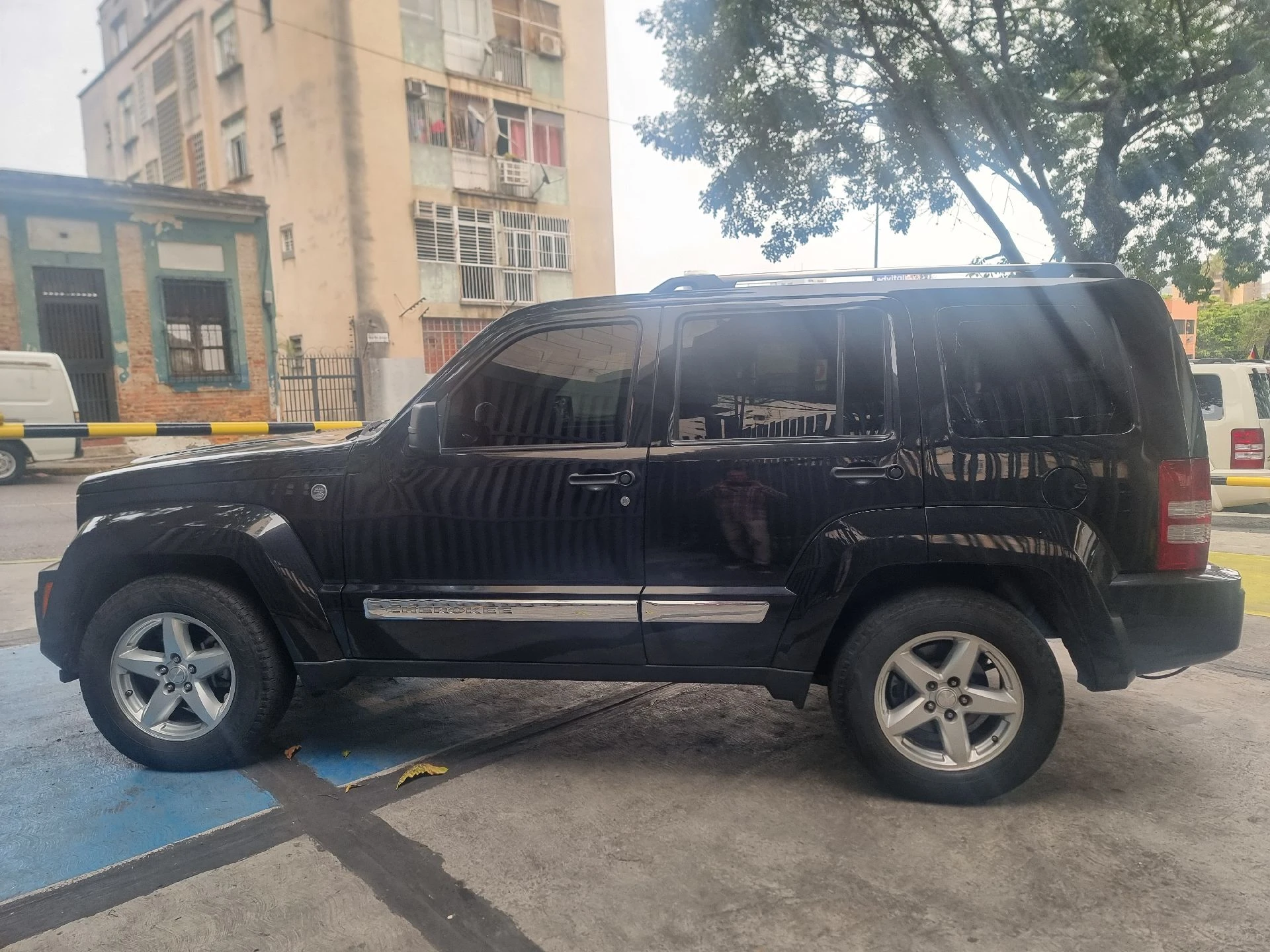 2010 Jeep Cherokee Limited — photo 2