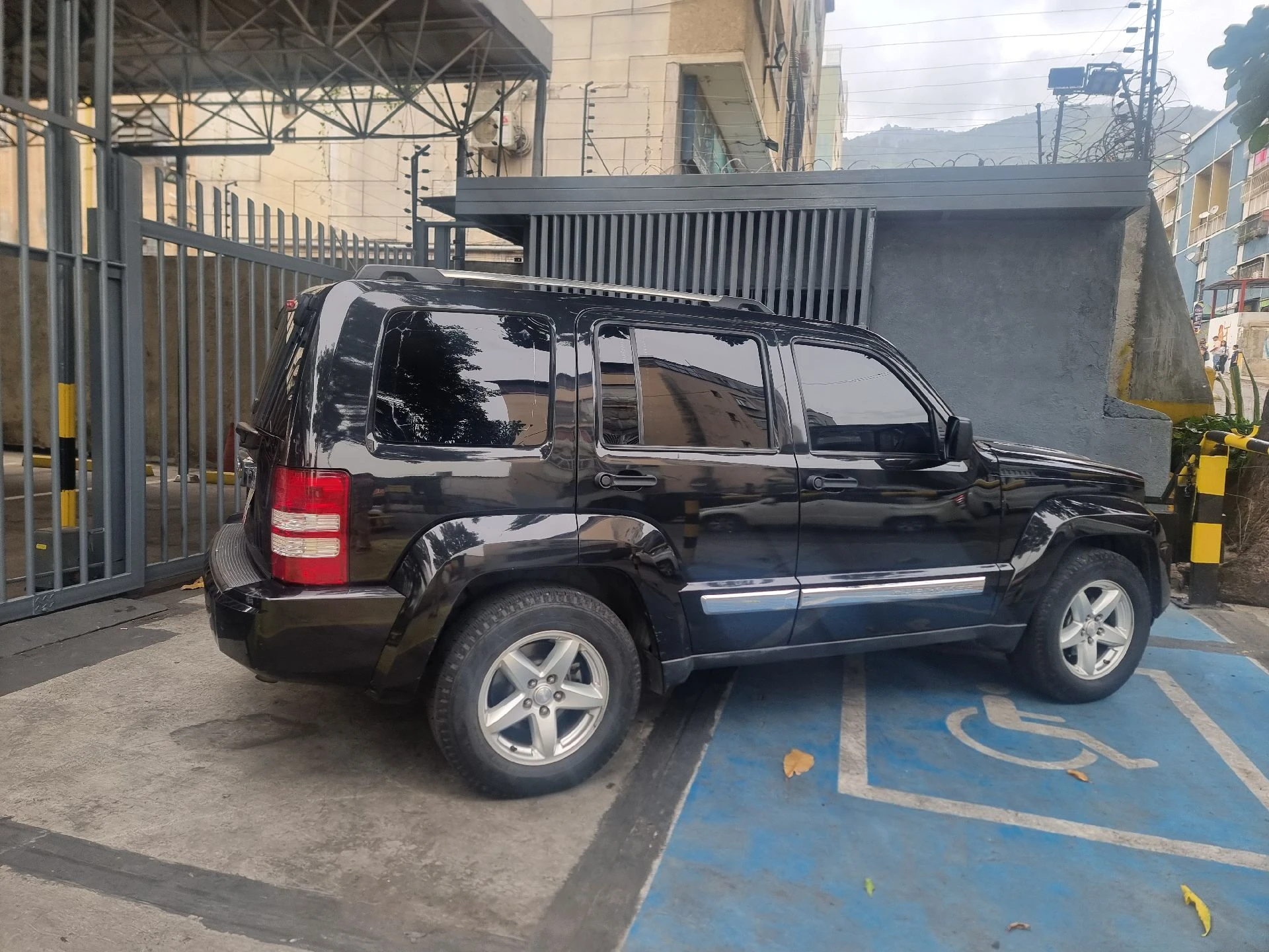 2010 Jeep Cherokee Limited — photo 5