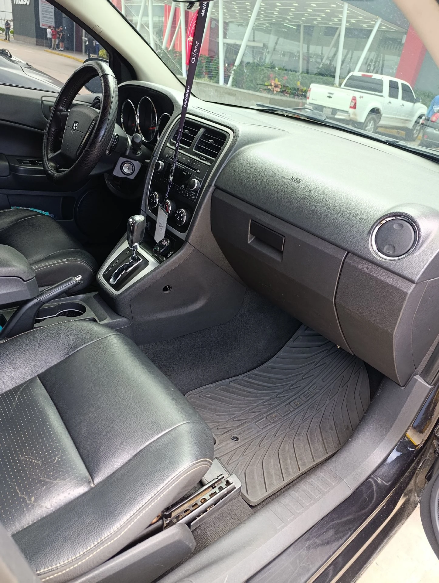 2011 Dodge Caliber LX — photo 2