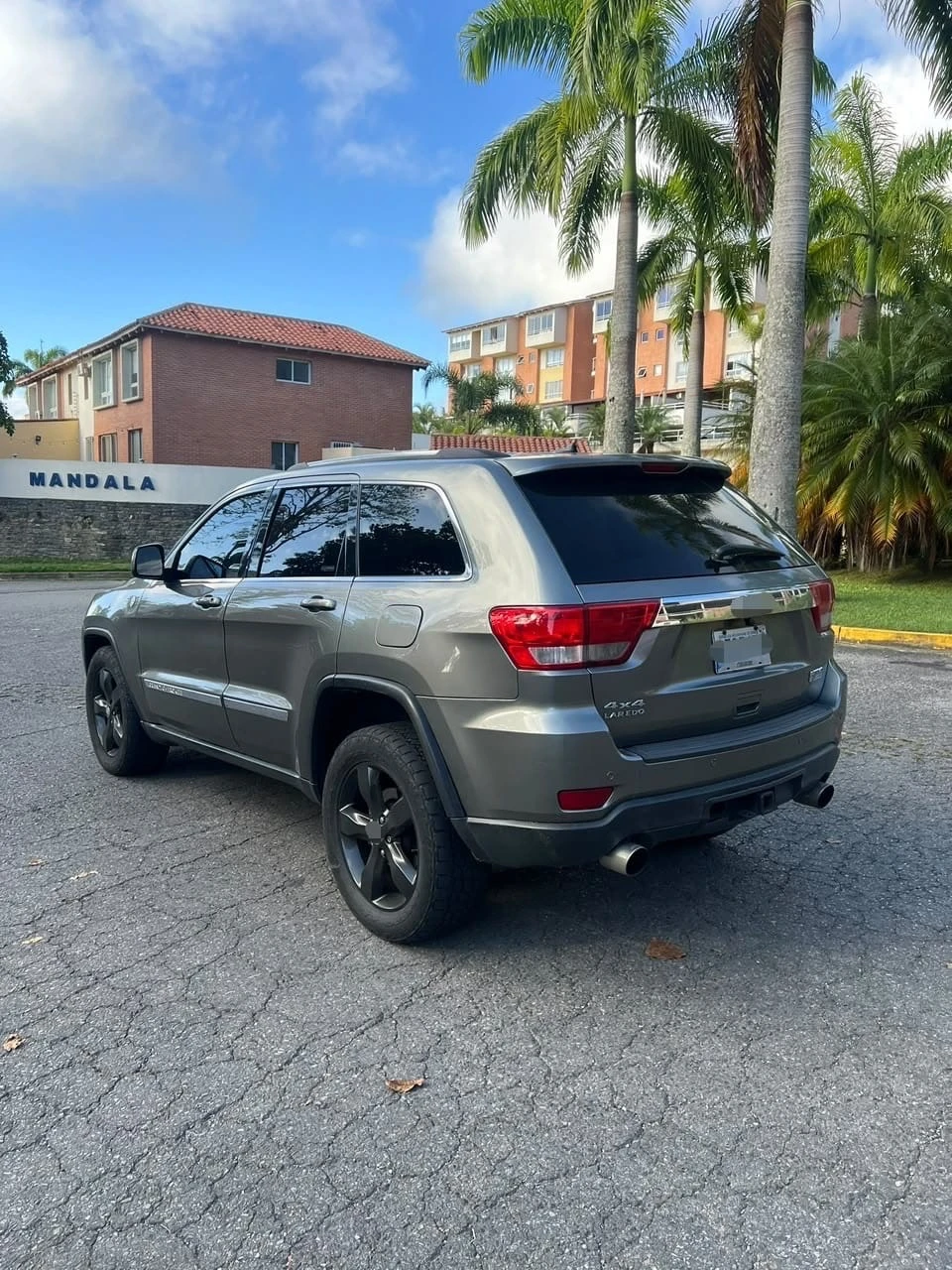 2012 Jeep Grand Cherokee — photo 2