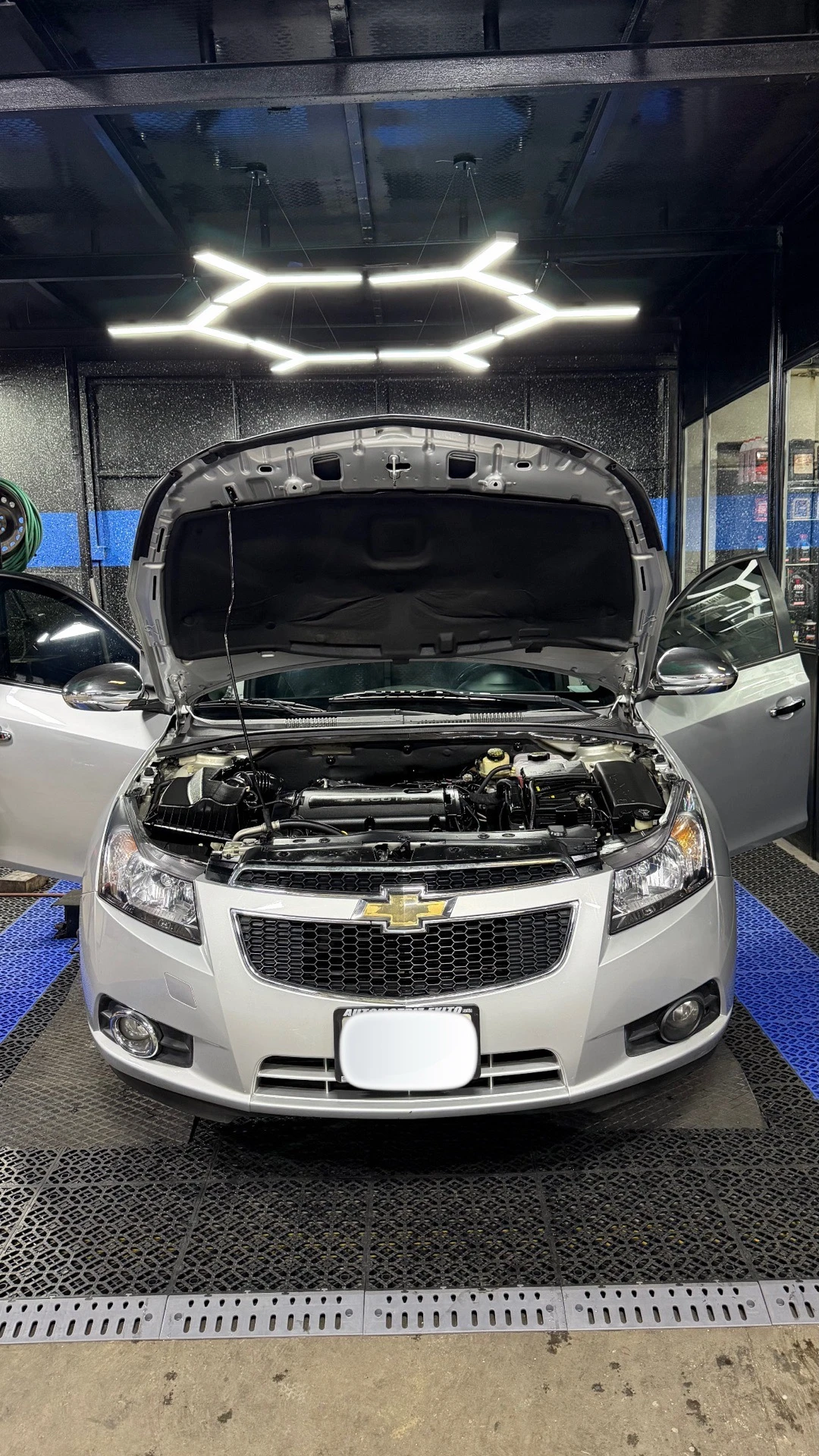 2013 Chevrolet Cruze — photo 2