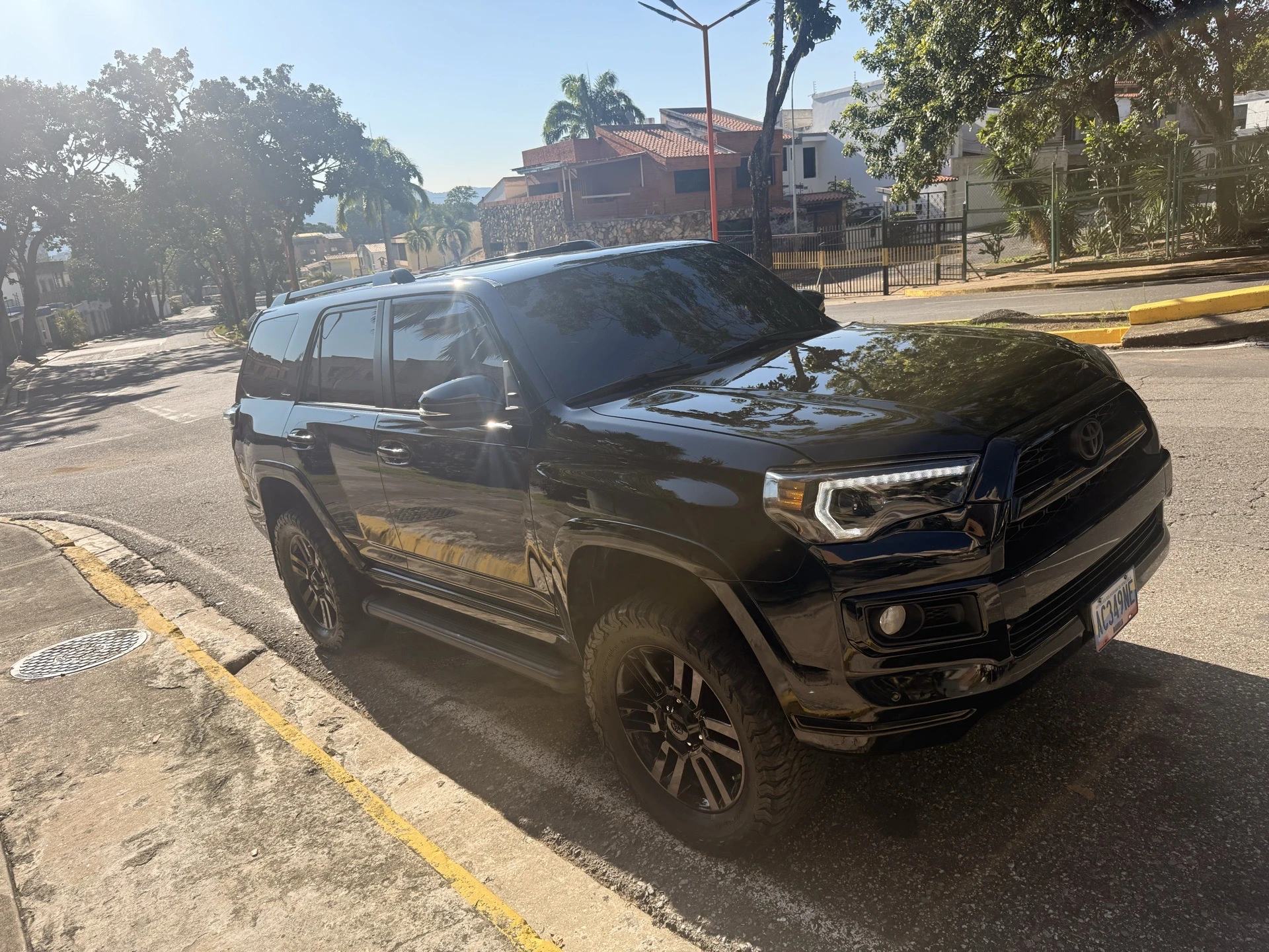 2016 Toyota 4Runner Limited — photo 2