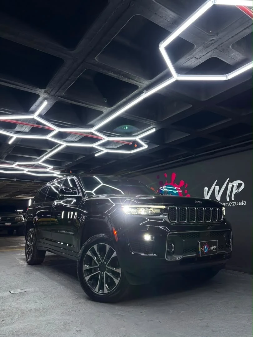 2023 Jeep Grand Cherokee Overland — photo 2