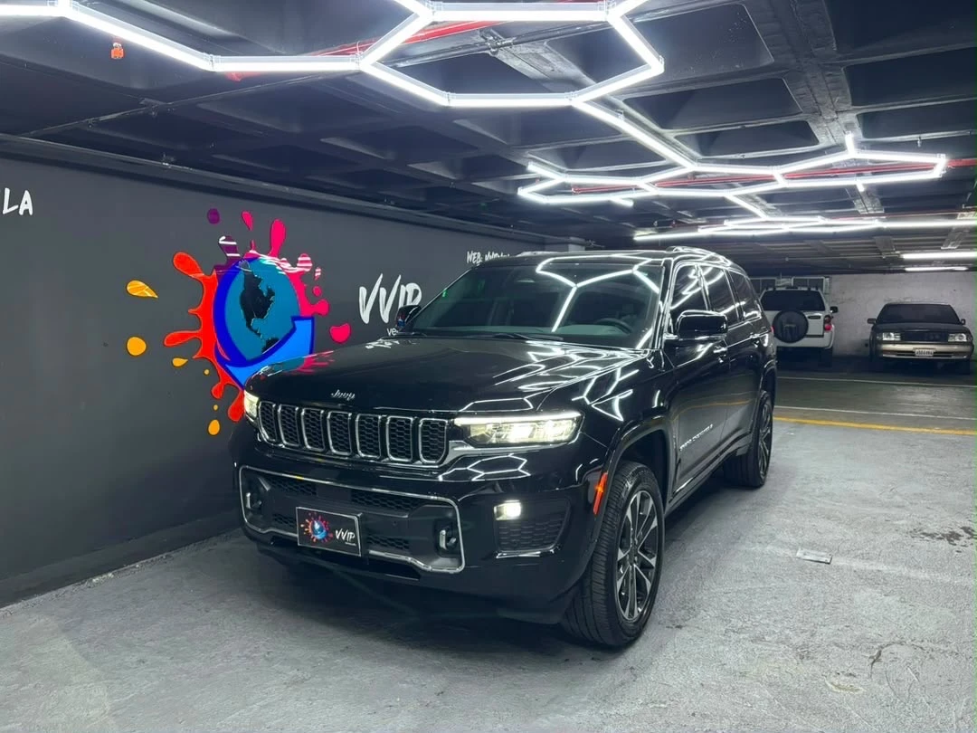 2023 Jeep Grand Cherokee Overland — photo 3