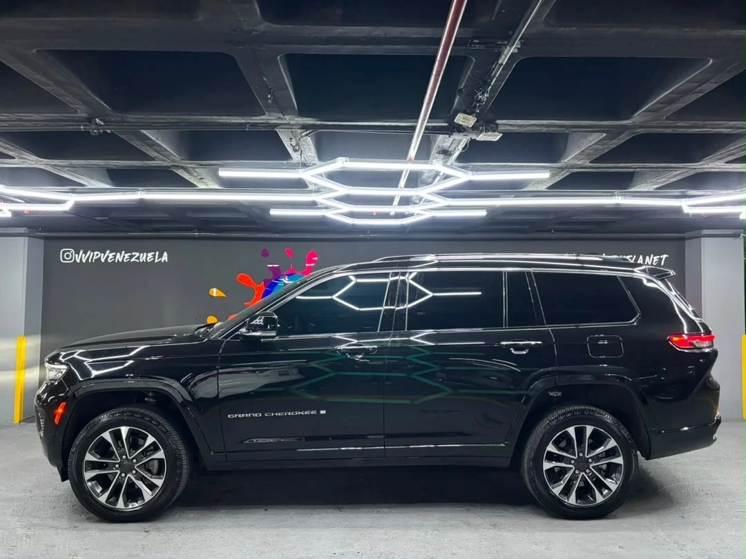 2023 Jeep Grand Cherokee Overland — photo 7