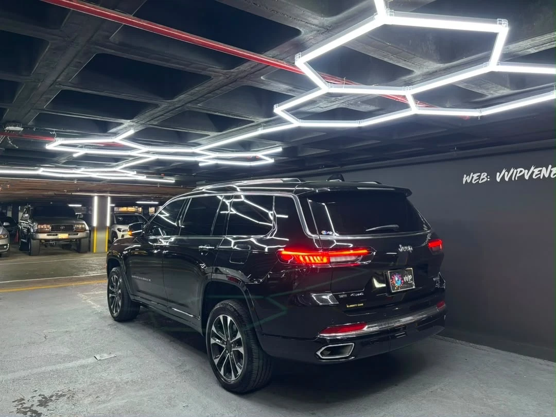 2023 Jeep Grand Cherokee Overland — photo 5