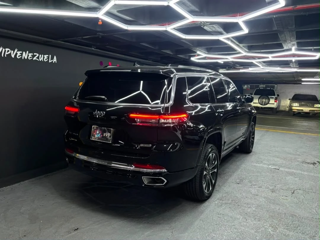 2023 Jeep Grand Cherokee Overland — photo 4