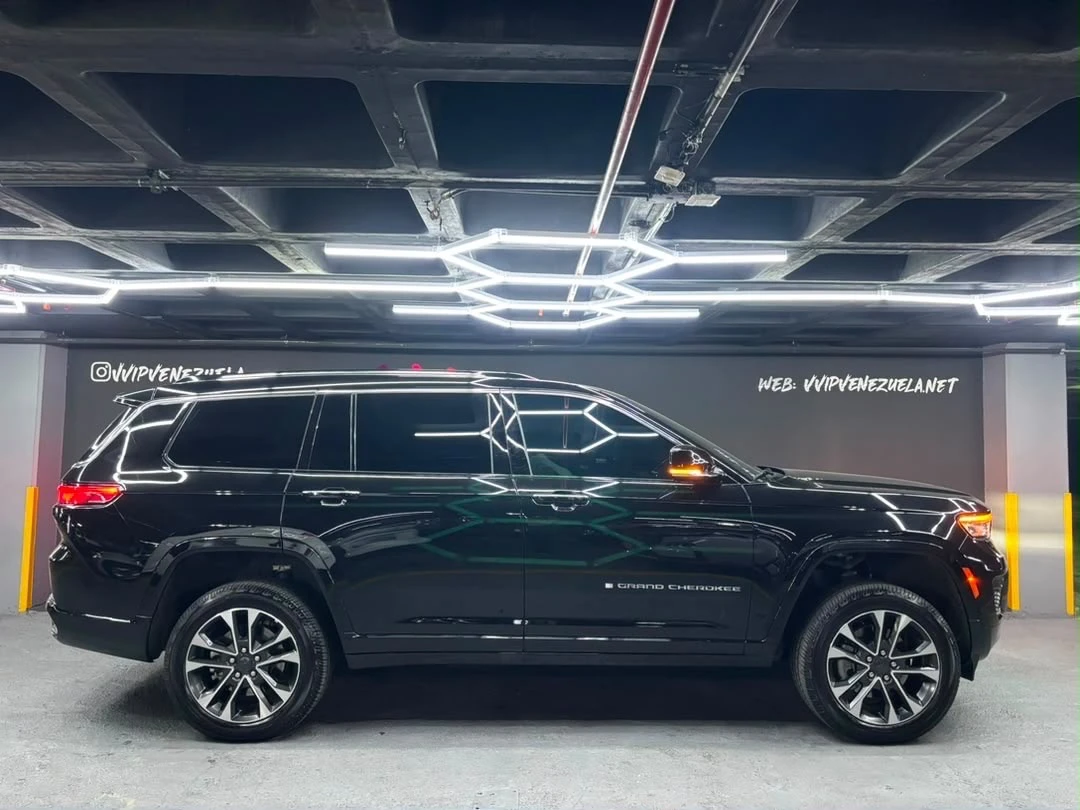 2023 Jeep Grand Cherokee Overland — photo 6