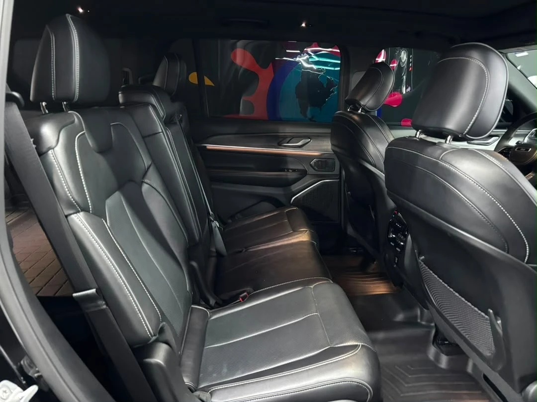 2023 Jeep Grand Cherokee Overland — photo 11