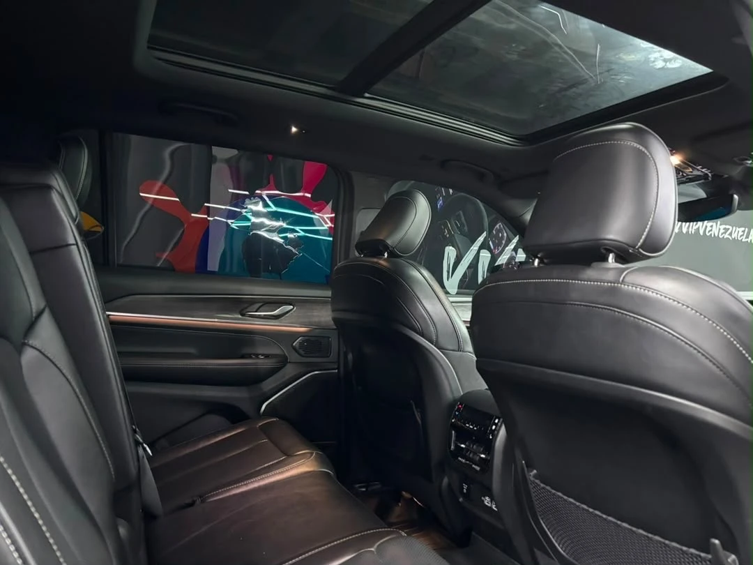 2023 Jeep Grand Cherokee Overland — photo 12