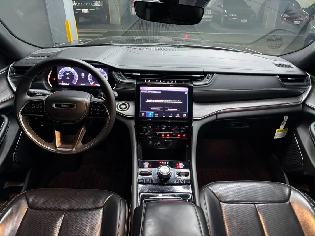 2023 Jeep Grand Cherokee Overland — photo 8