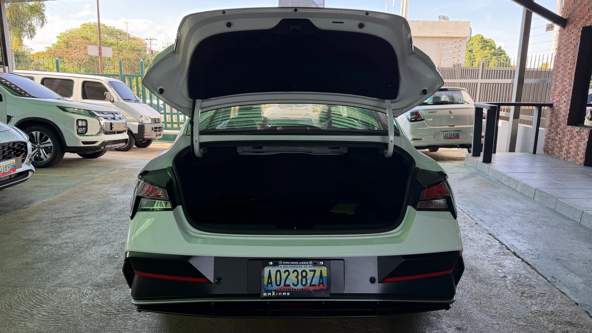2025 Hyundai Elantra — photo 4