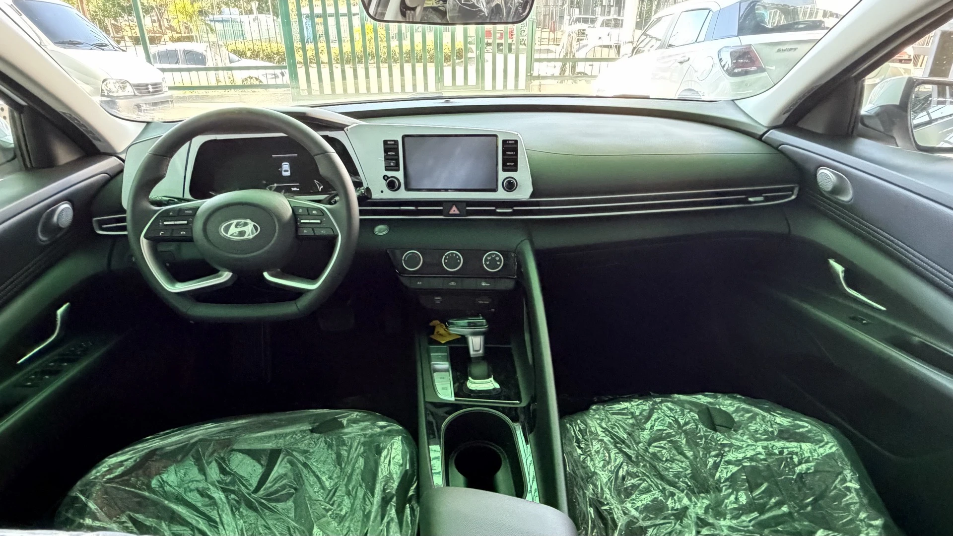 2025 Hyundai Elantra — photo 10