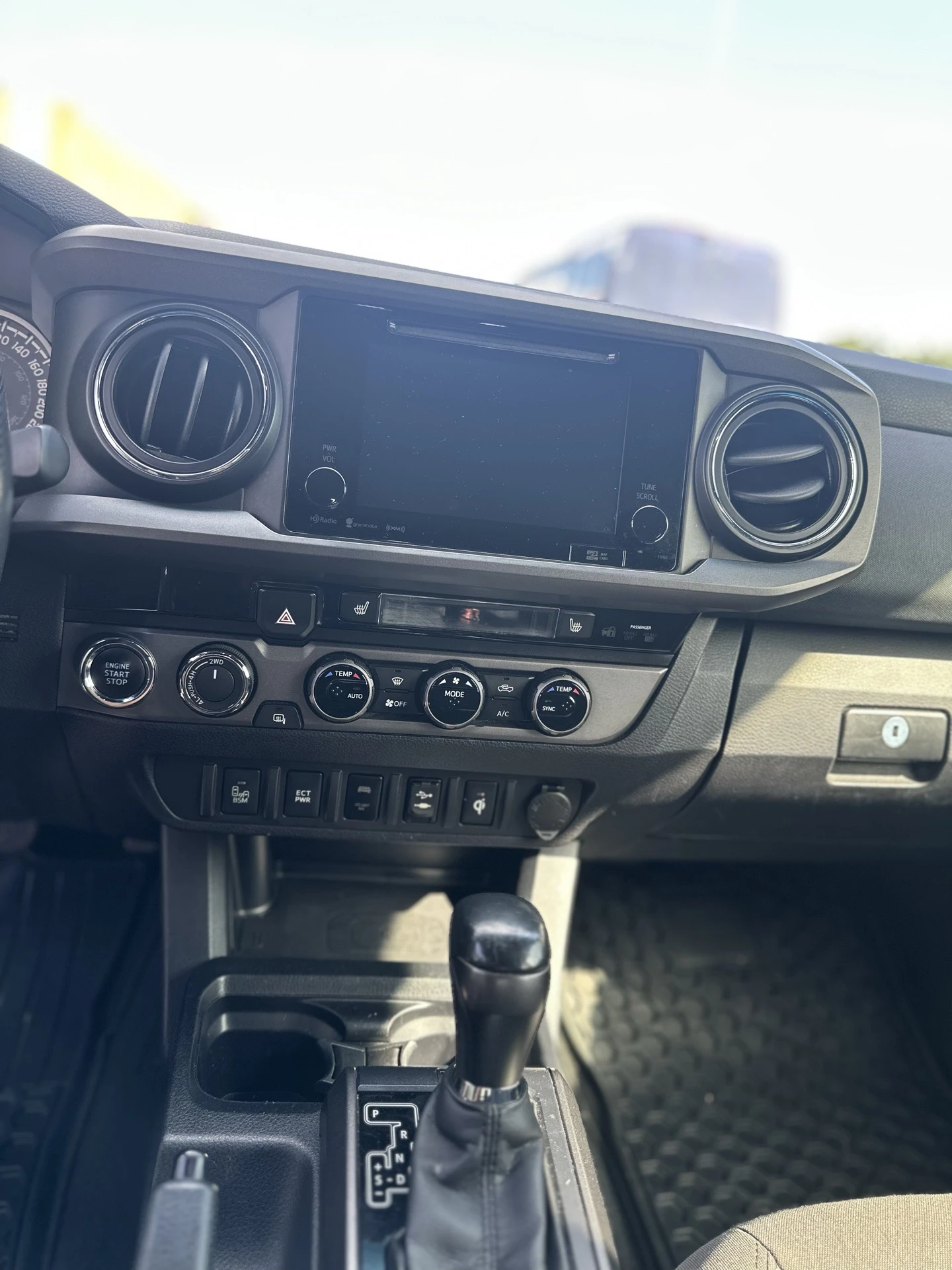 2017 Toyota Tacoma TRD SPORT 4X4 — photo 8