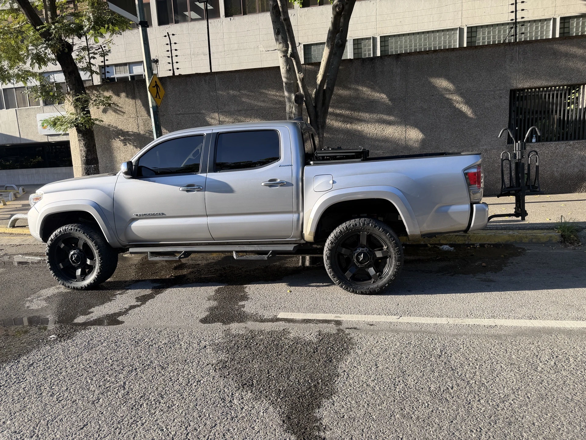 2016 Toyota Tacoma Limited — photo 2