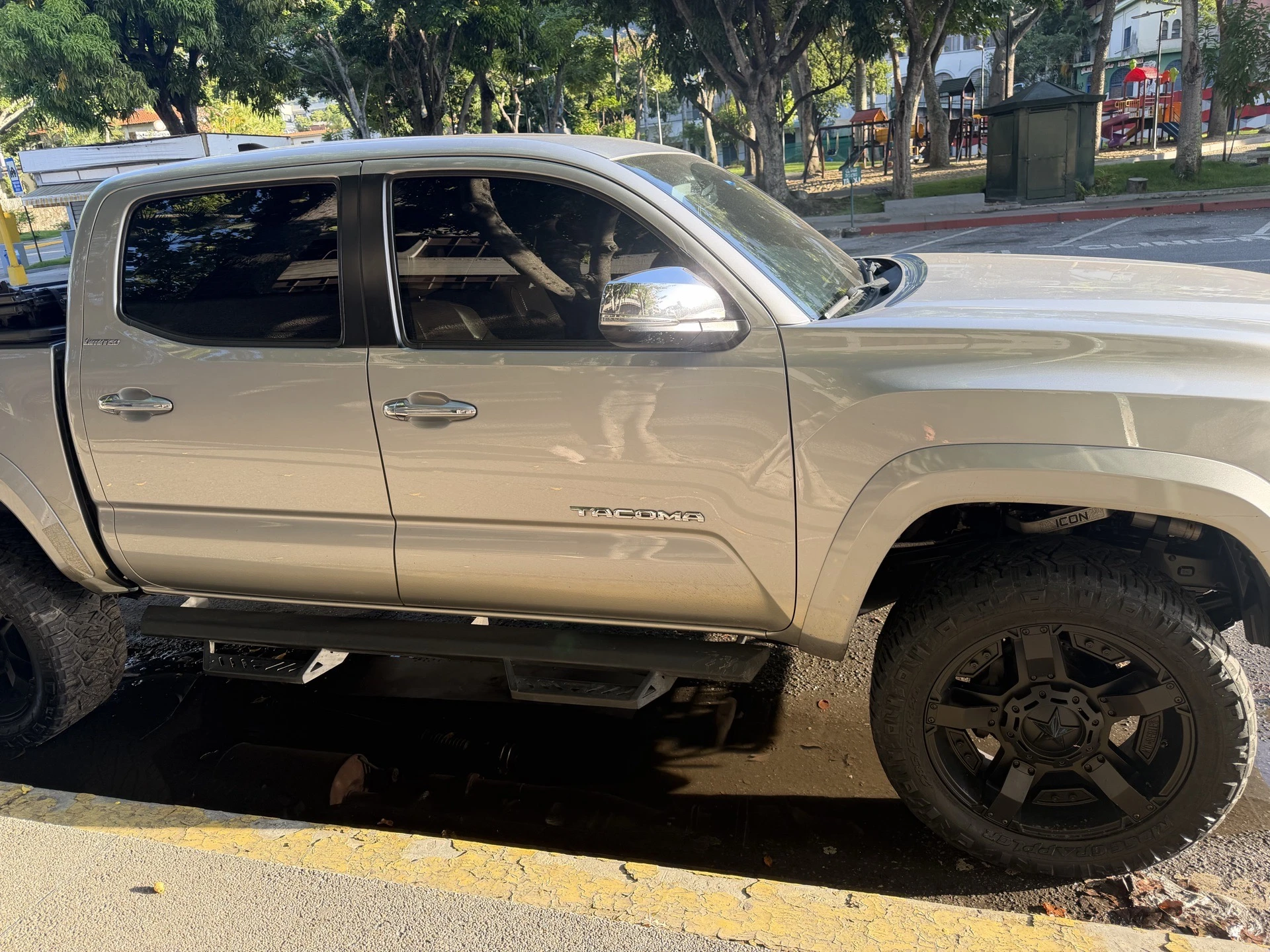 2016 Toyota Tacoma Limited — photo 5