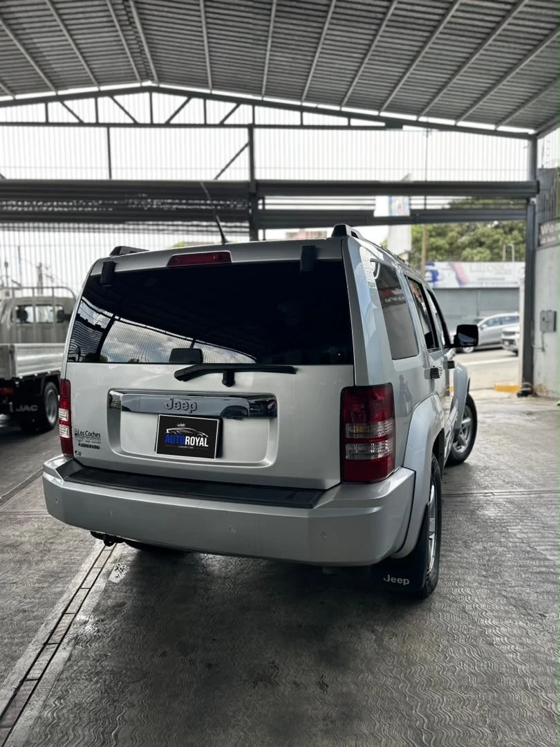 2011 Jeep Cherokee Sport — photo 2