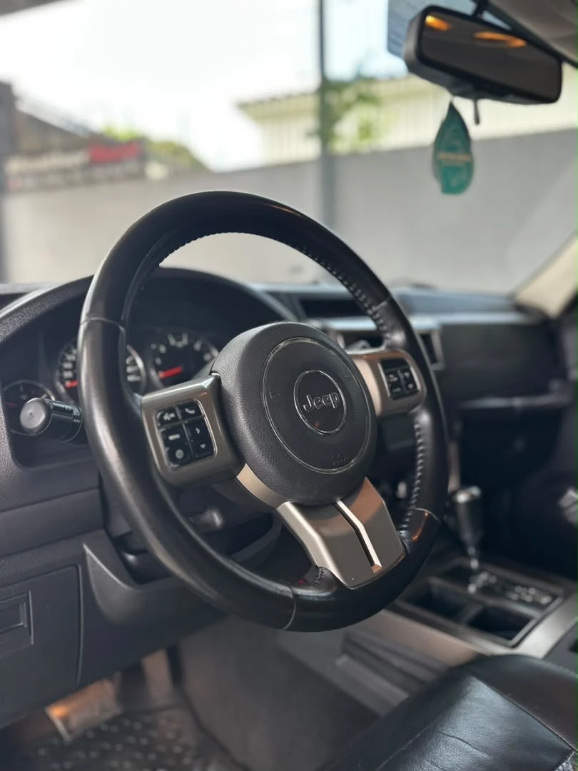 2011 Jeep Cherokee Sport — photo 4