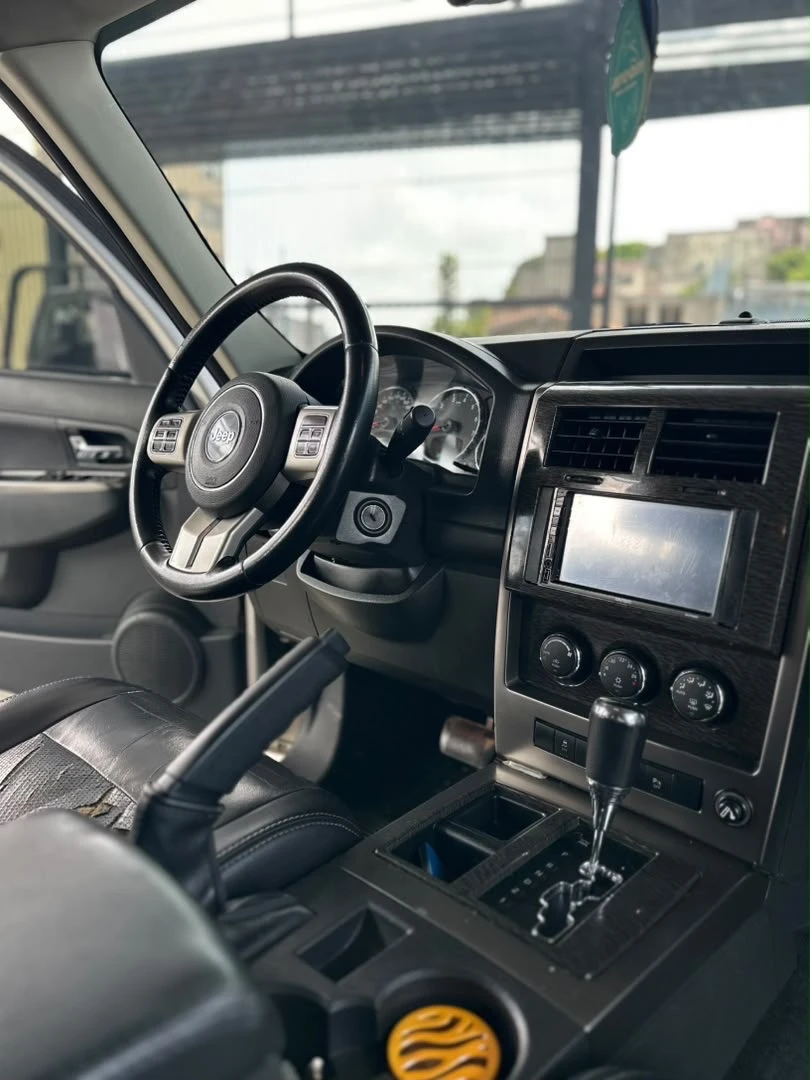 2011 Jeep Cherokee Sport — photo 10