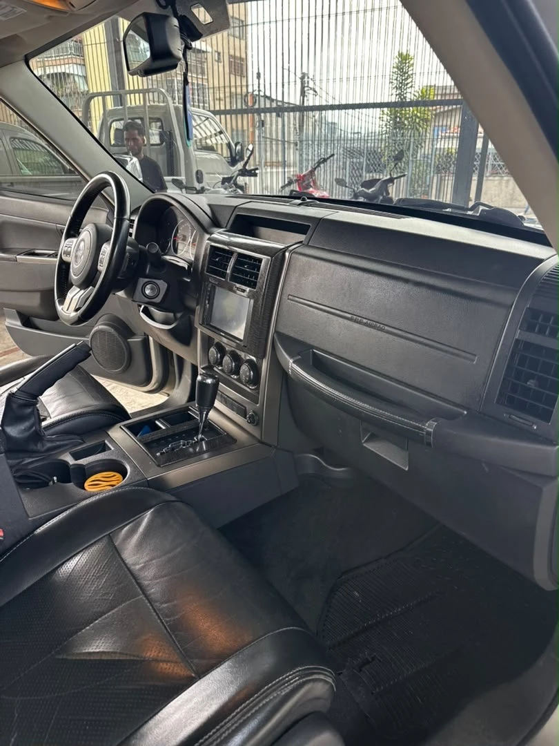 2011 Jeep Cherokee Sport — photo 9