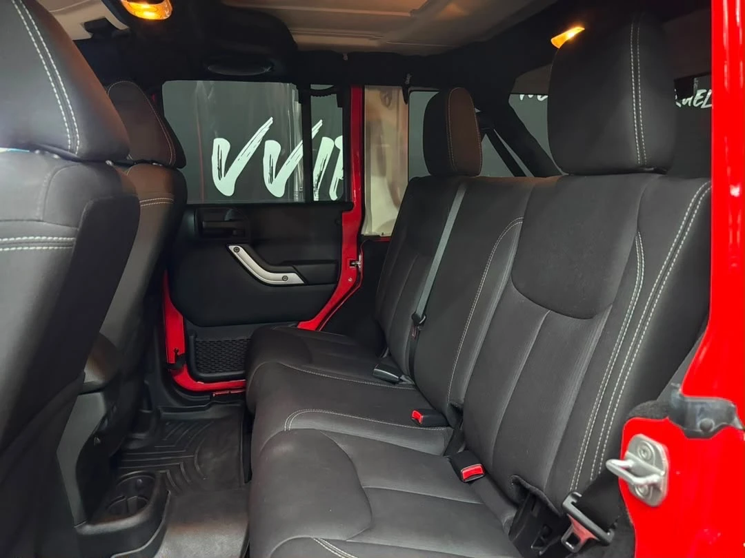 2013 Jeep Wrangler Unlimited Sahara — photo 9