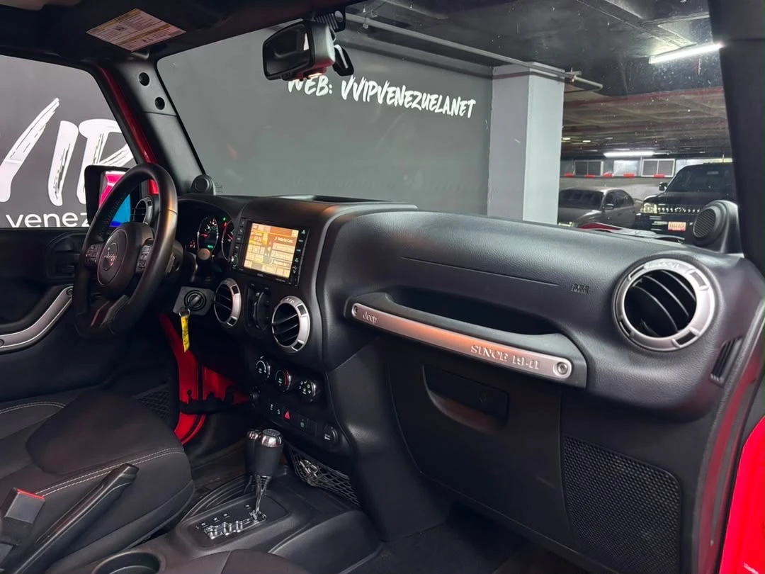 2013 Jeep Wrangler Unlimited Sahara — photo 11