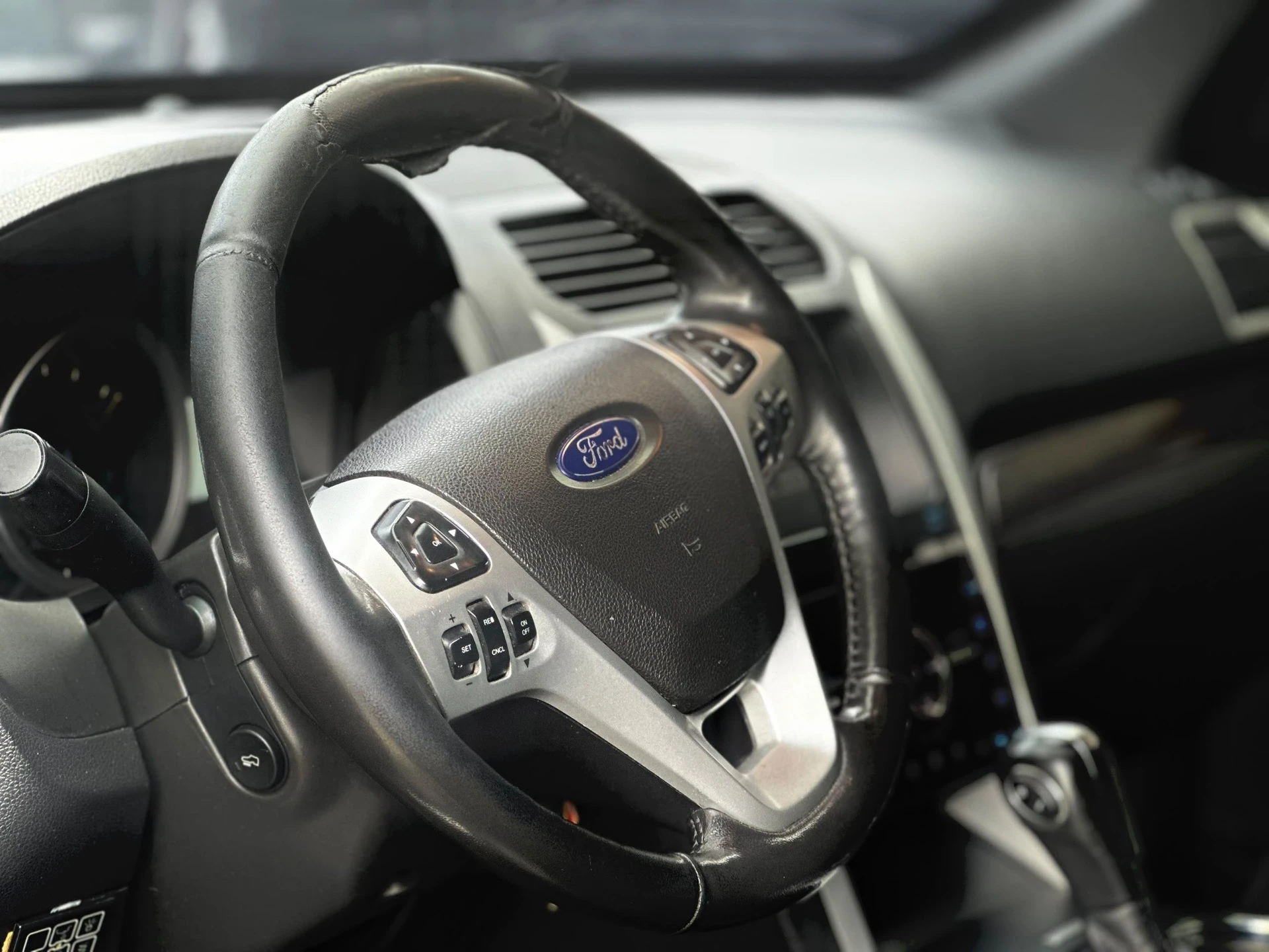 2012 Ford Explorer LIMITED — photo 4