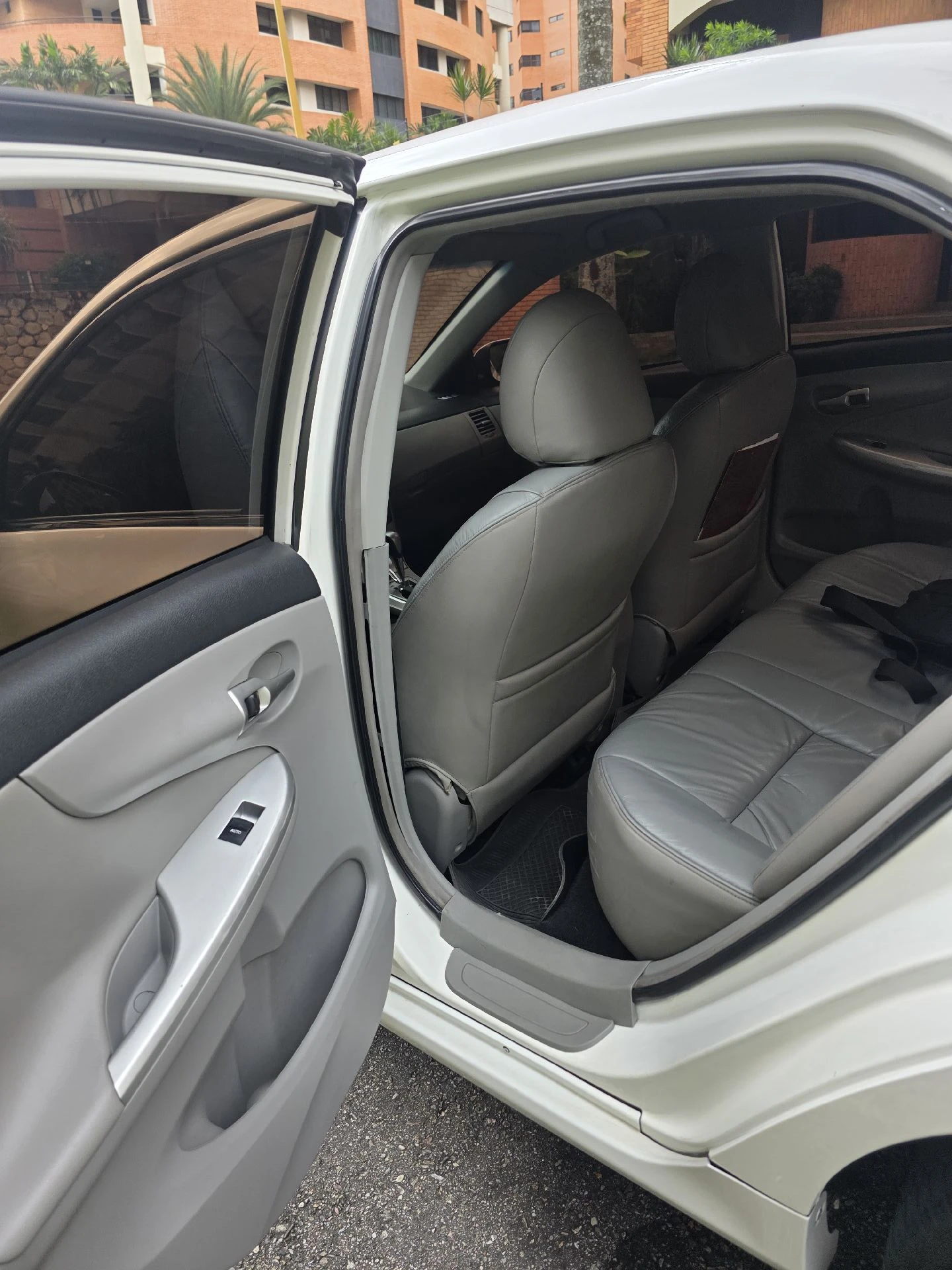 2014 Toyota Corolla GLI — photo 17