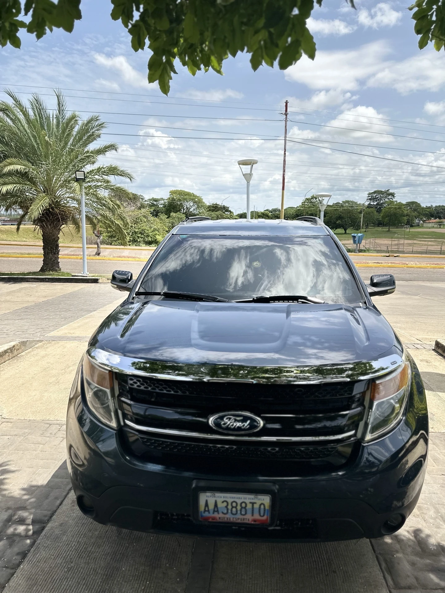 2011 Ford Explorer XLT — photo 2