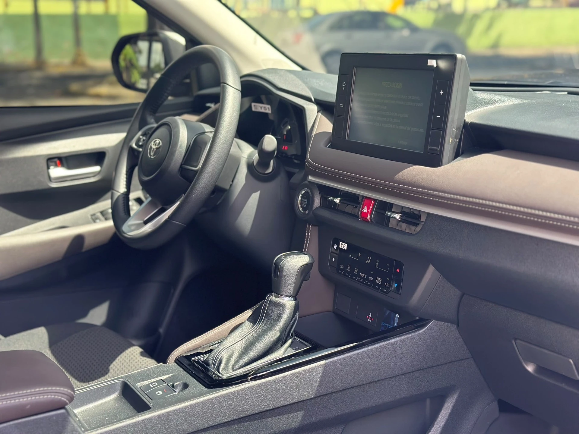 2026 Toyota Yaris Sedán E — photo 2