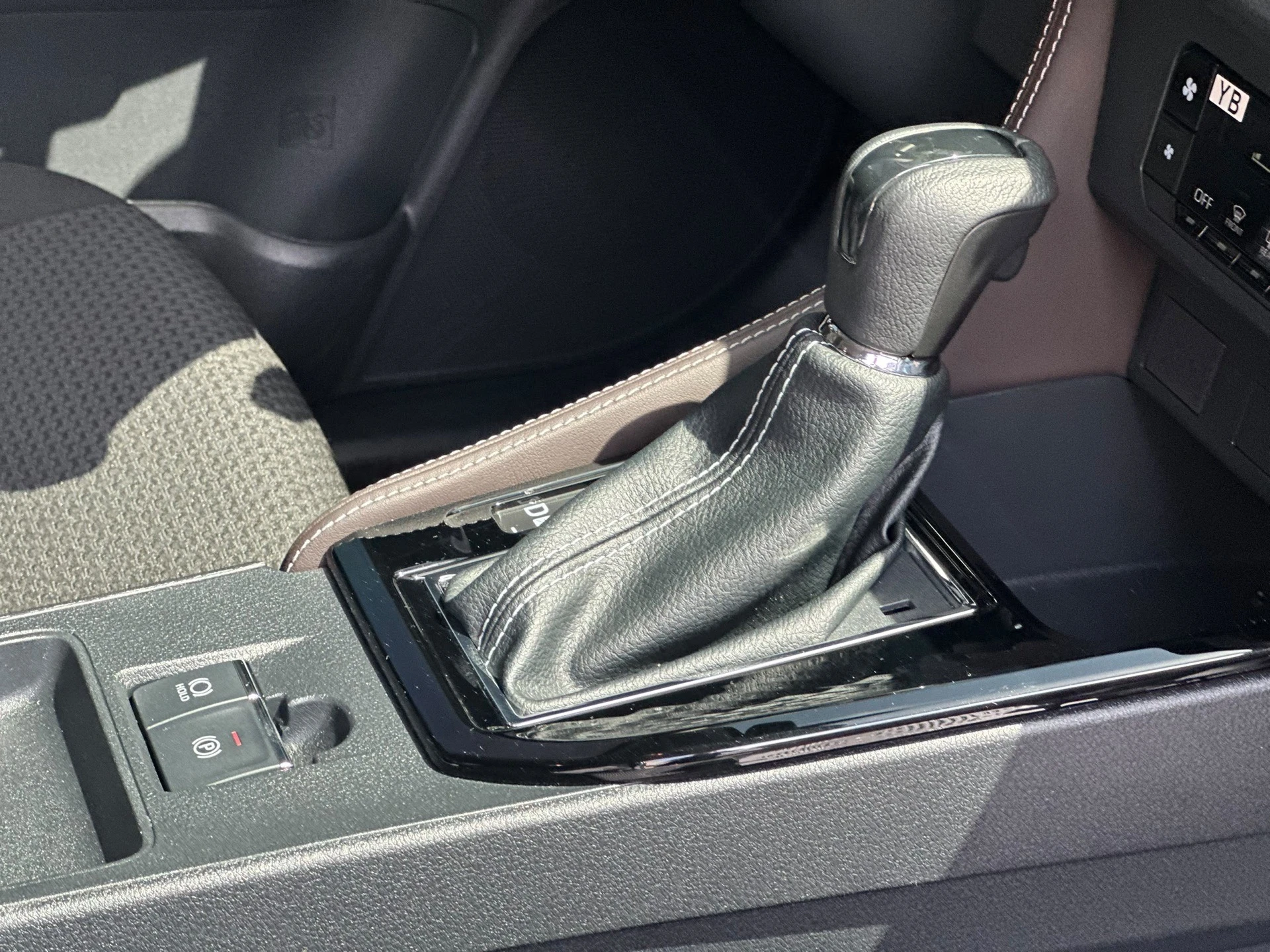 2026 Toyota Yaris Sedán E — photo 5