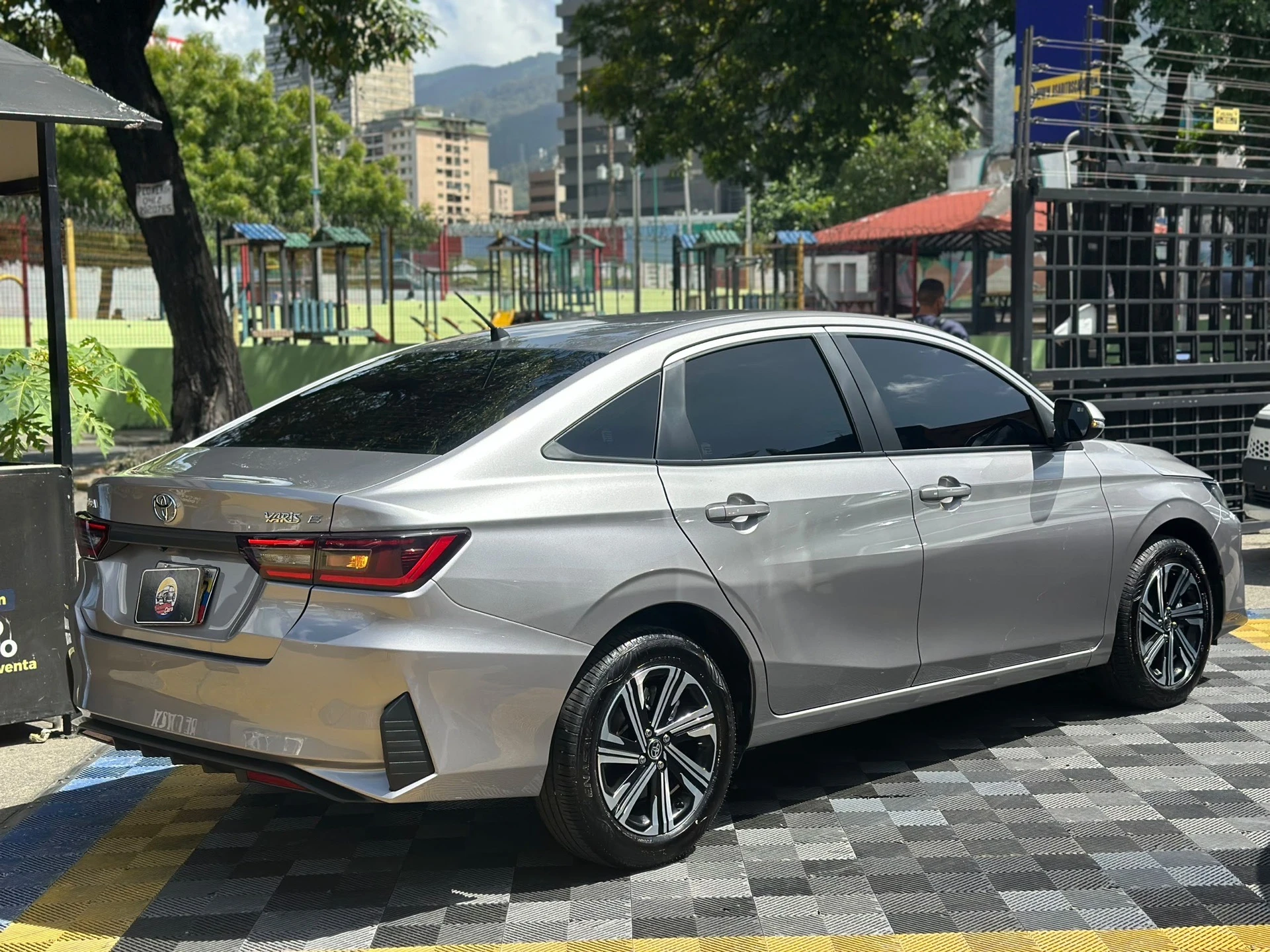 2026 Toyota Yaris Sedán E — photo 8