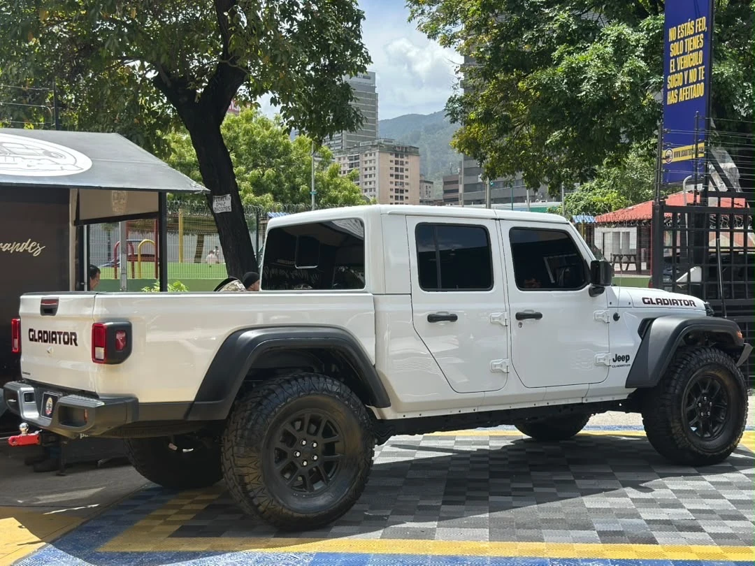 2023 Jeep Gladiator — photo 5