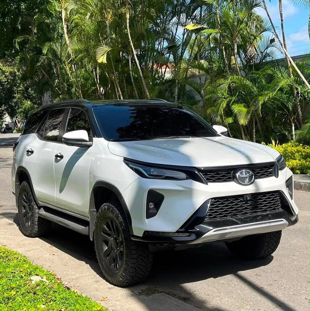 2025 Toyota Fortuner SRX V6 — photo 2