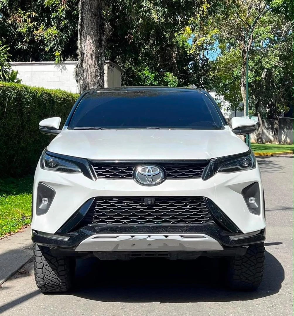 2025 Toyota Fortuner SRX V6 — photo 4