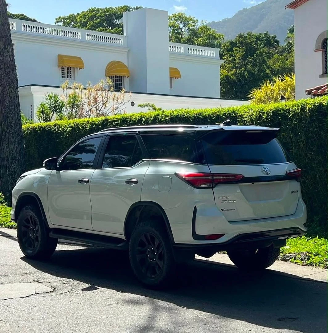 2025 Toyota Fortuner SRX V6 — photo 9