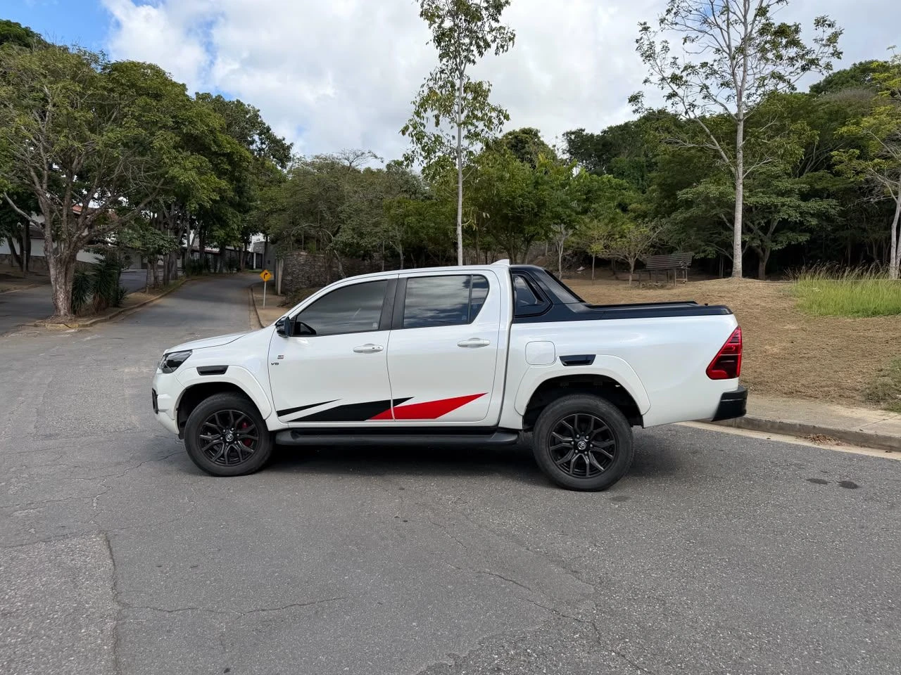 2022 Toyota Hilux XR — photo 3