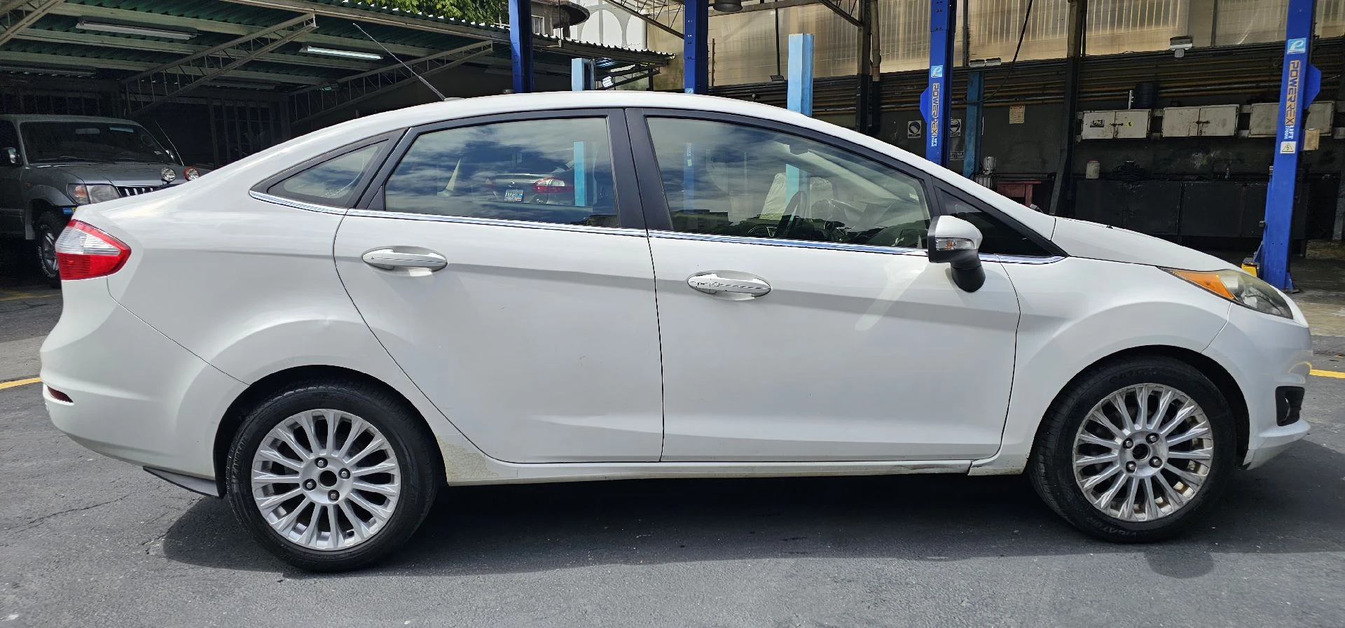 2016 Ford Fiesta Titanium — photo 5