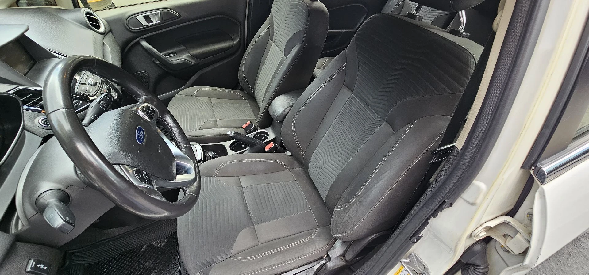 2016 Ford Fiesta Titanium — photo 12