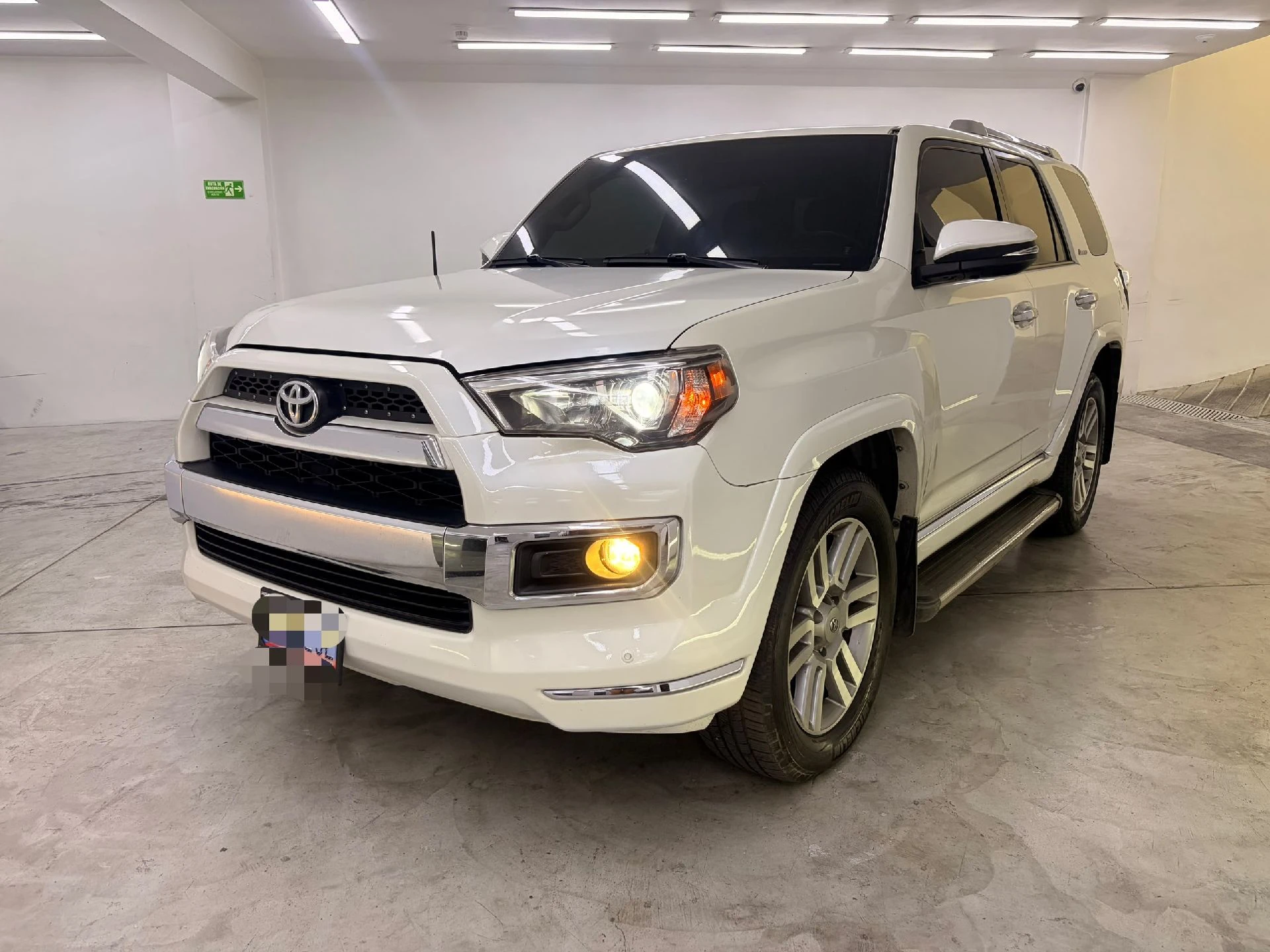 2010 Toyota 4Runner Limited — photo 2