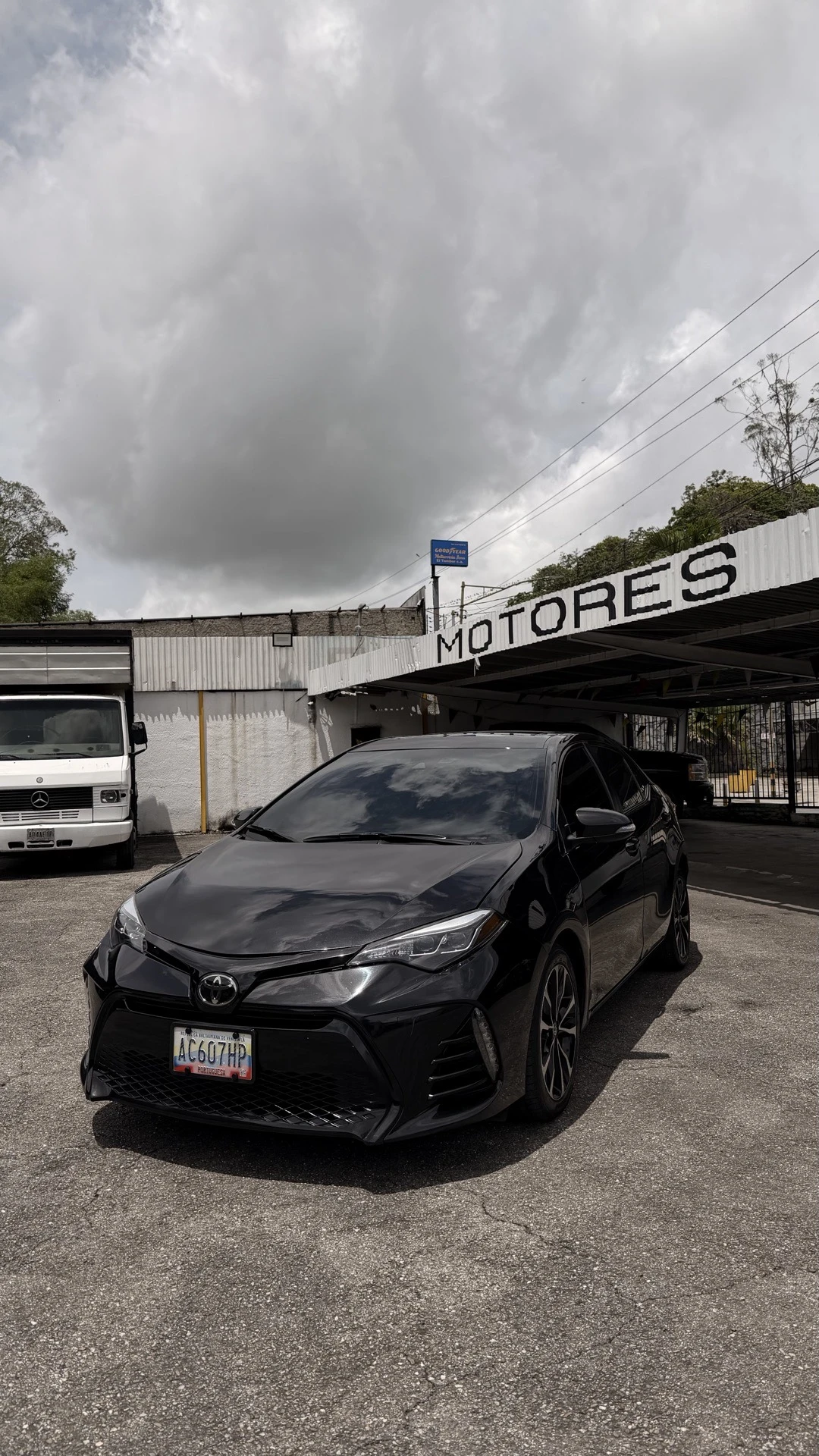 2017 Toyota Corolla Sedan S — photo 2