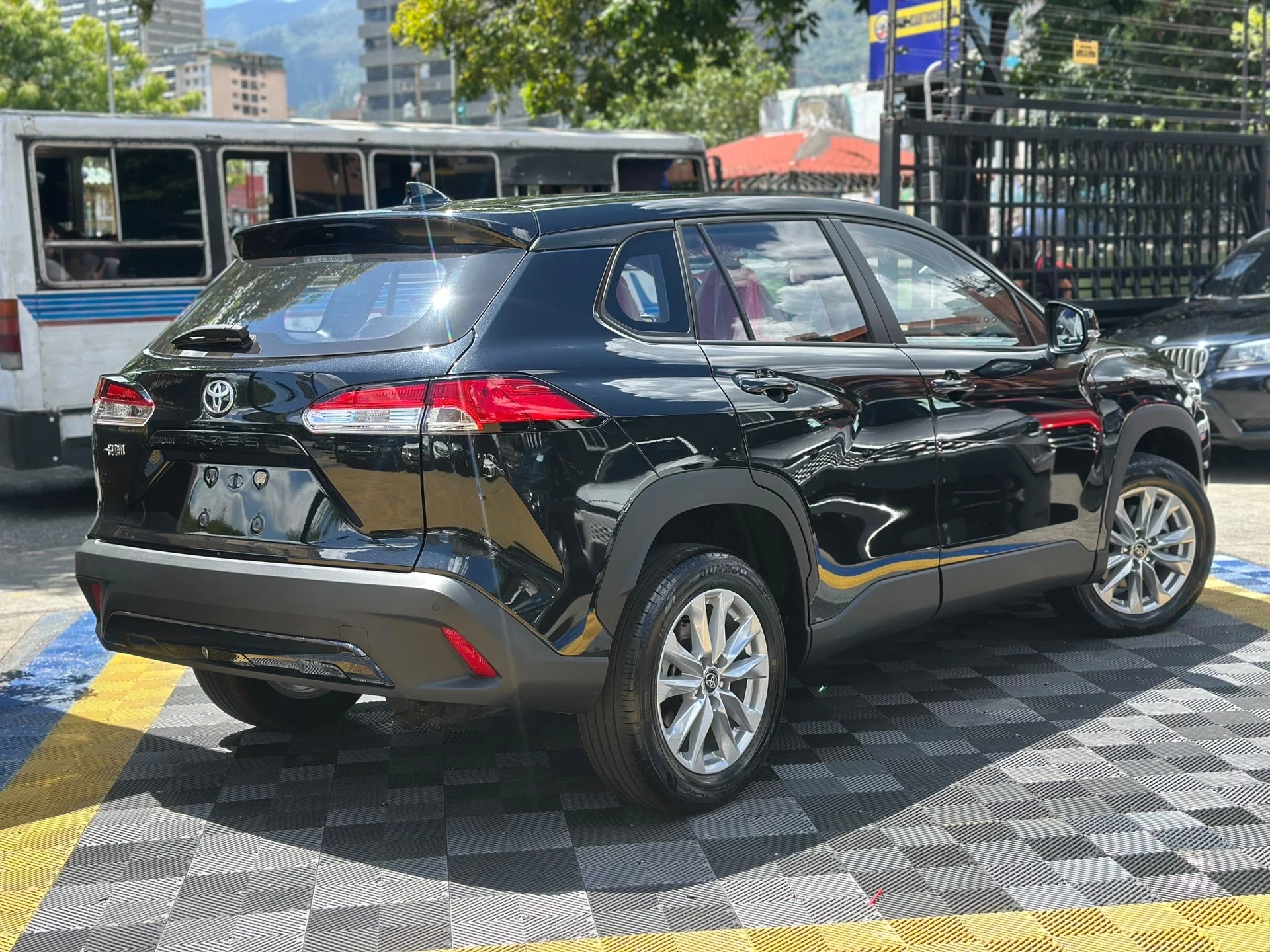 2026 Toyota Corolla Cross LUXURY — photo 9
