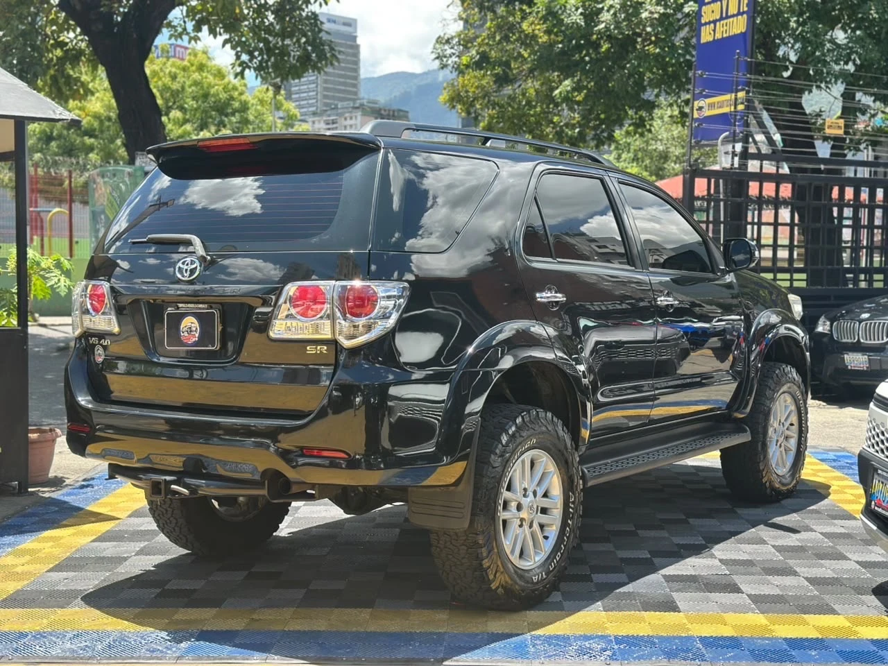 2013 Toyota Fortuner SR — photo 3