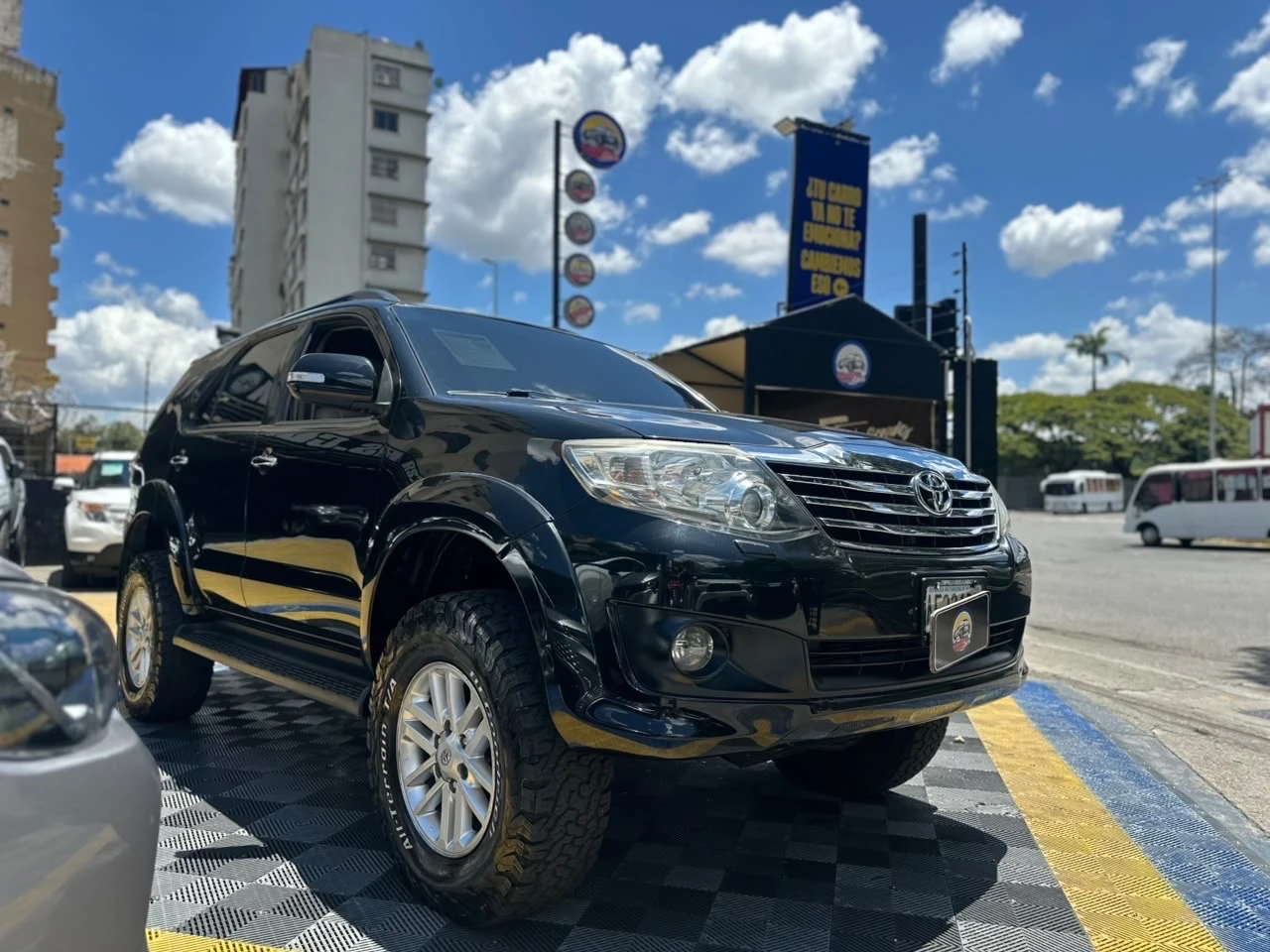2013 Toyota Fortuner SR — photo 4