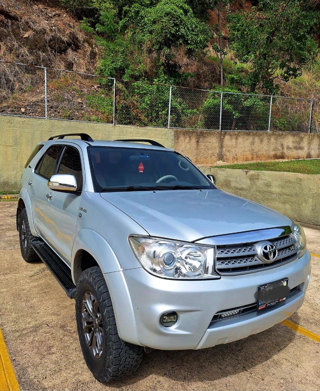 2011 Toyota Fortuner SR — photo 2
