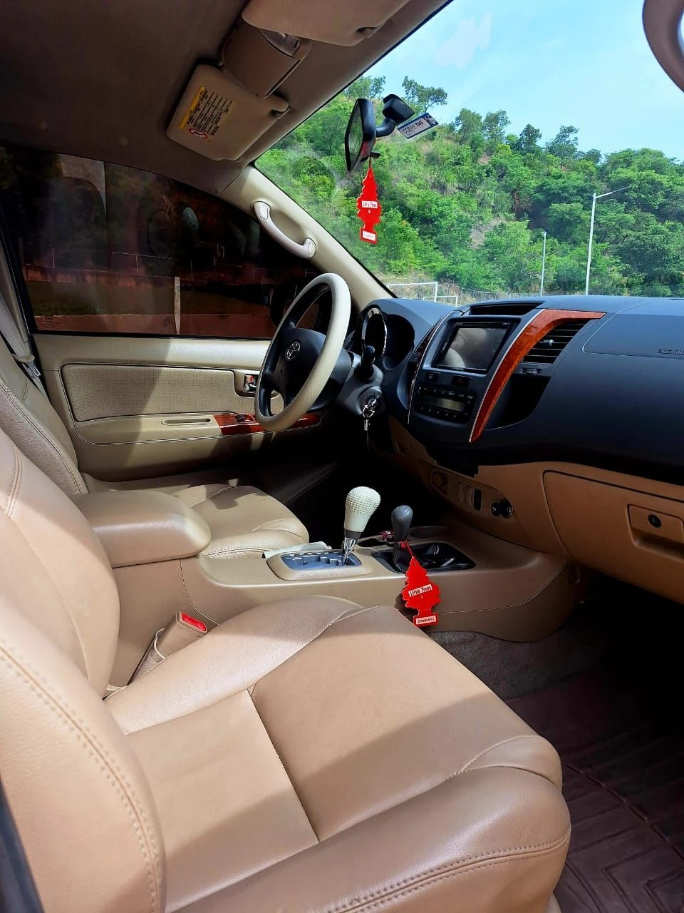 2011 Toyota Fortuner SR — photo 4