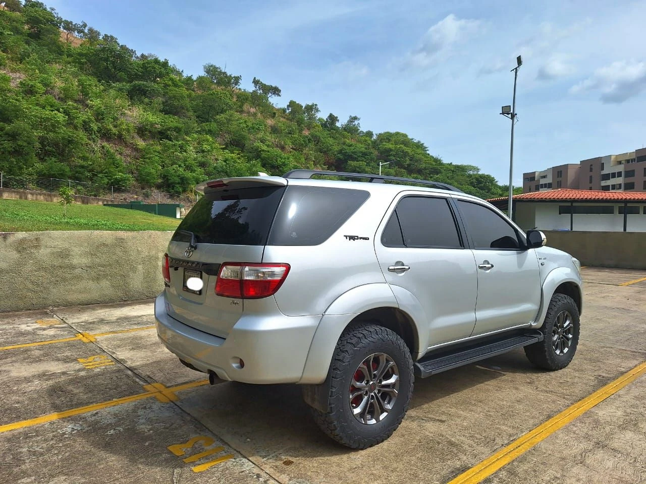 2011 Toyota Fortuner SR — photo 6