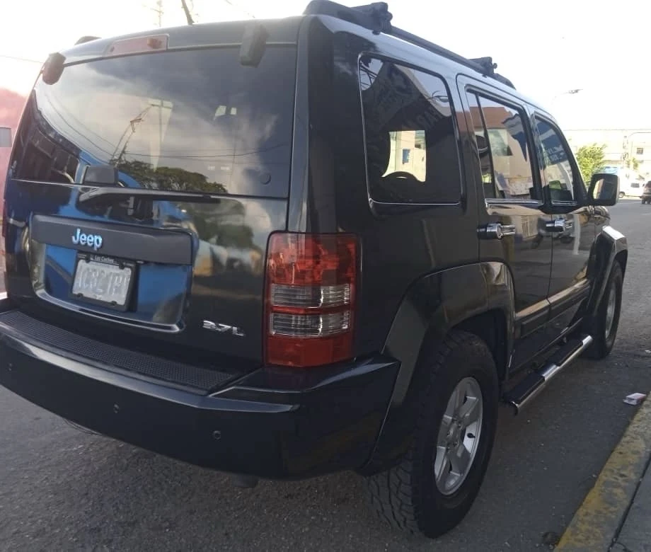 2011 Jeep Cherokee SPORT — photo 2