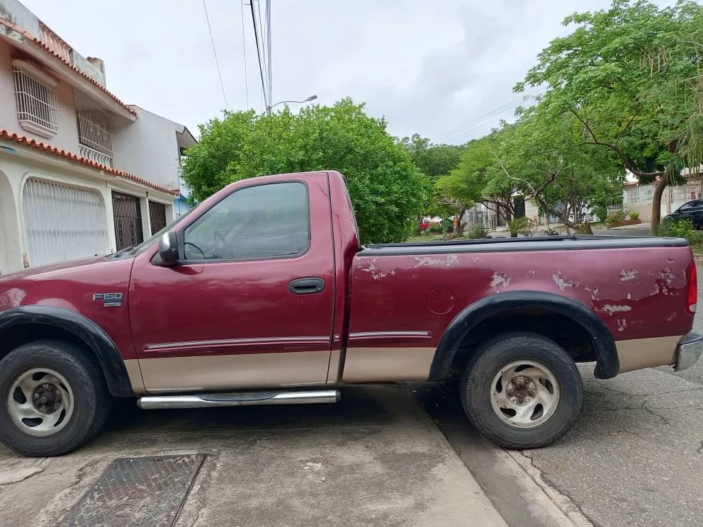 1999 Ford F-150 XLT — photo 2